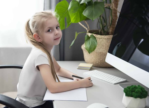 Come insegnare a un cane di razza Pinscher Nano le regole di base della convivenza in un appartamento con bambini piccoli?